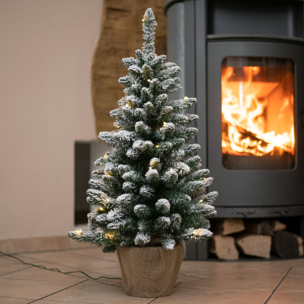 Weihnachtsbaum beleuchtet feuer